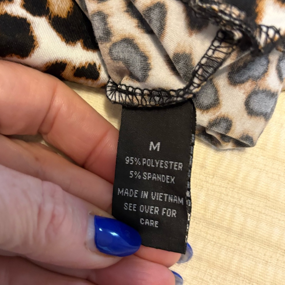 AB Studio Short Flutter Sleeve Leopard Print Top - Picture 7 of 7